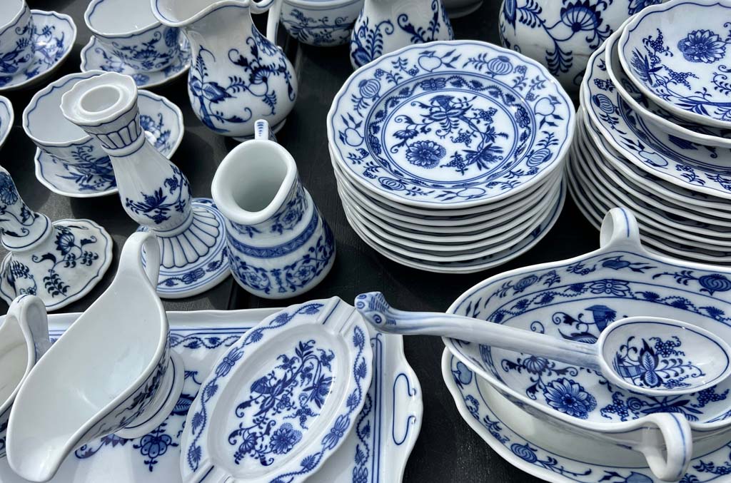 Apologie du kitsch et du rustique : l’art délicat de déballer la vieille vaisselle