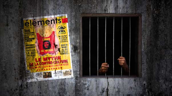 Délit d’homophobie. Accusé Bousquet, levez-vous, taisez-vous, couchez-vous !