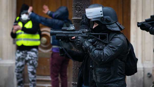 Des LBD au confinement strict : la France à l’heure de l’État total