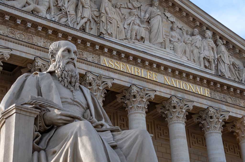 Législatives : « L'incroyable spectacle de centristes faisant élire des communistes ou des fichés S et d’une extrême gauche hystérique appelant à soutenir les fondés de pouvoir du grand capital ! »