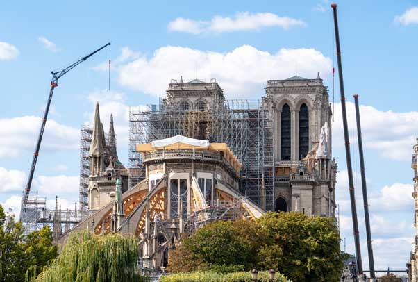 « Notre-Dame ne doit pas subir le dévergondage narcissique de pseudo artistes »