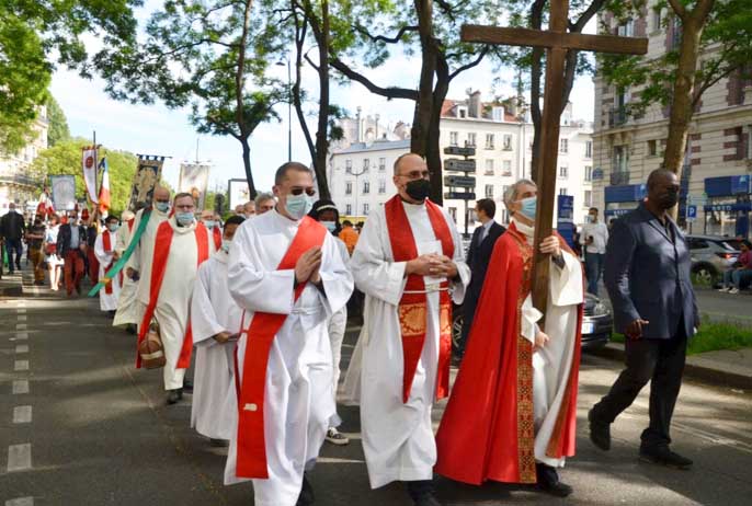 Procession catholique : martyrs de la Commune ou victimes des antifas ?
