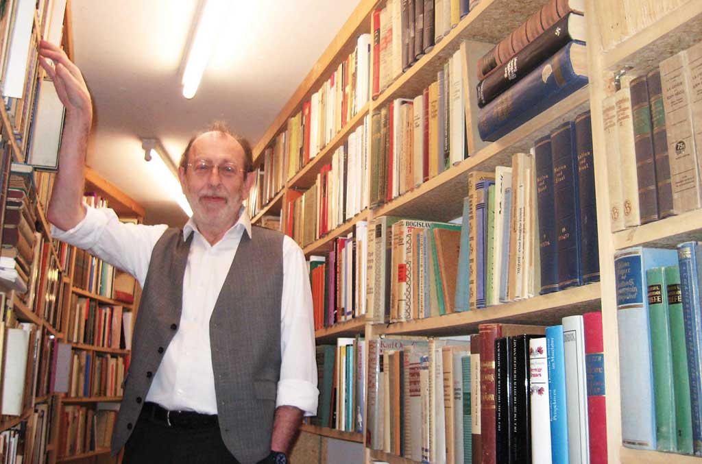 « Rousseau s’oppose à angle droit aux thèses des Lumières, il ne croit pas au progrès et est même hanté par la décadence »