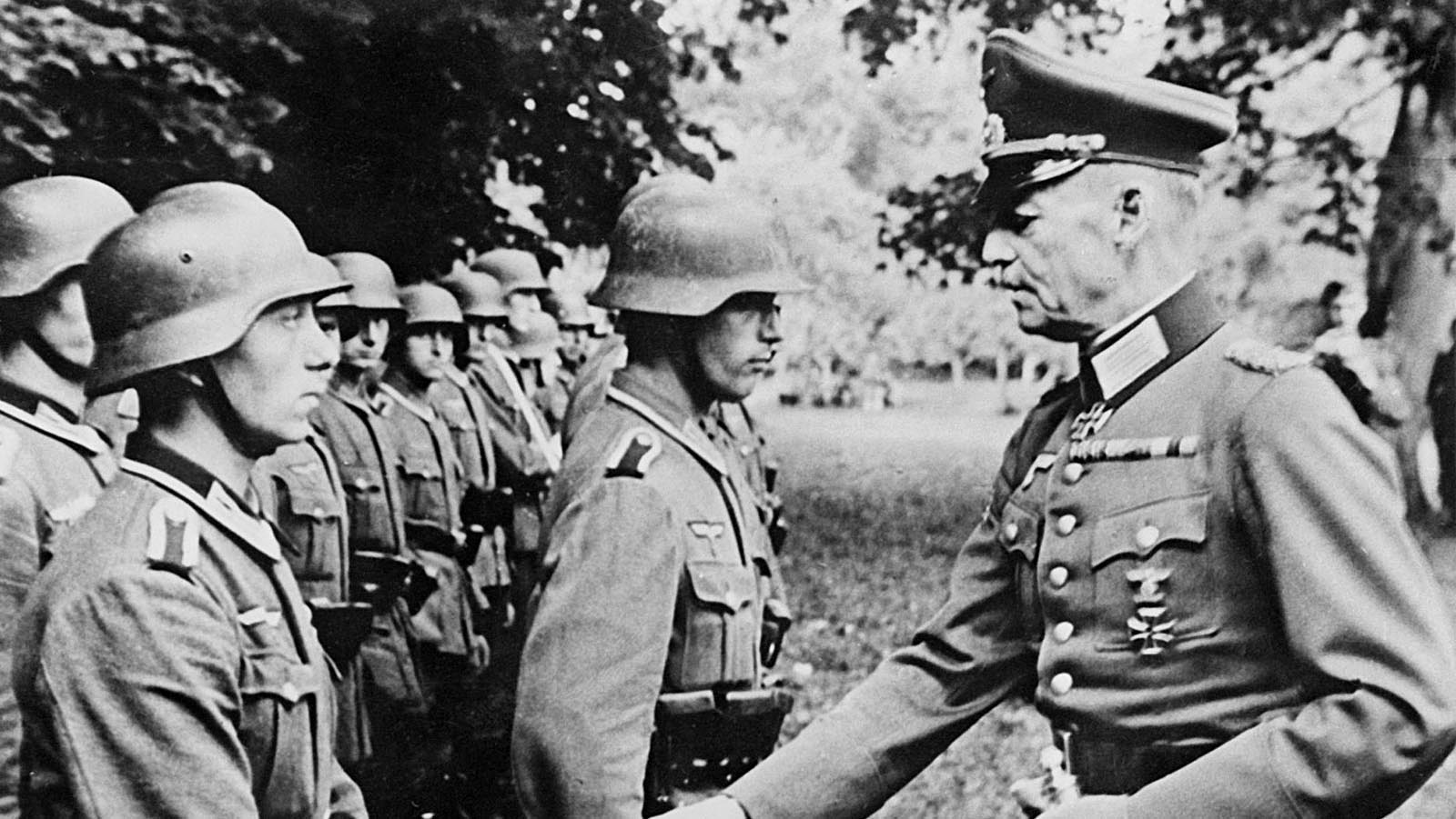 Von Rundstedt fut toute sa vie un soldat loyal, le doigt sur la couture du pantalon