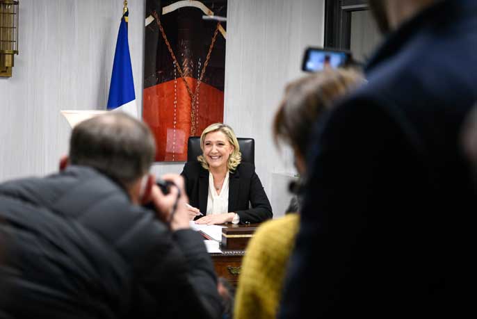 Couverture de la vidéo 100 jours avec Marine: l’histoire secrète de la présidentielle par Leif Blanc